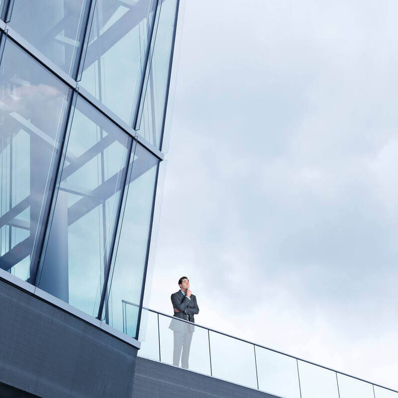 Achter de bank schuiven